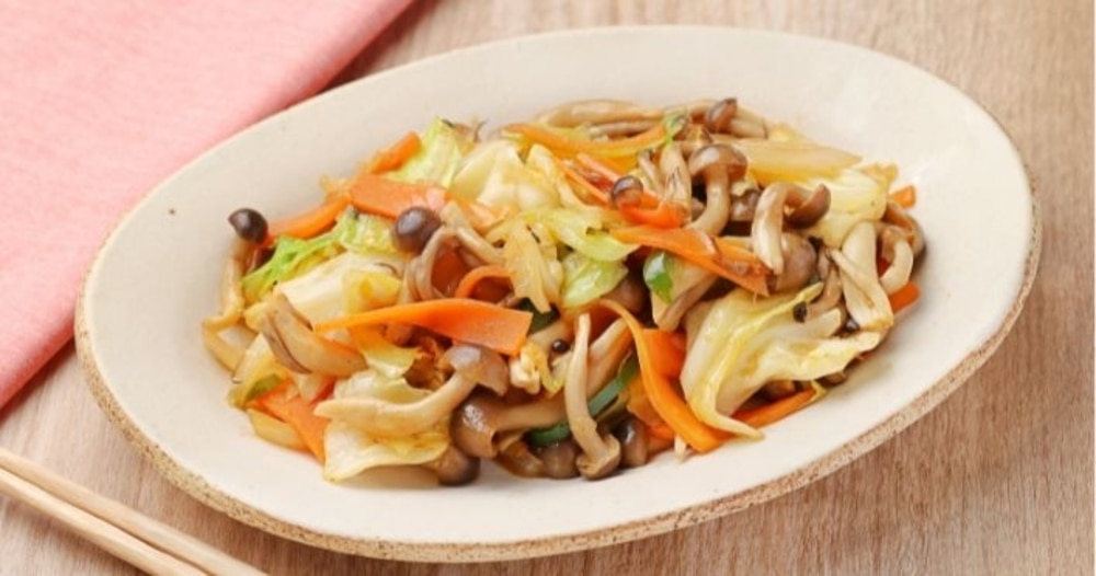【副菜】レンジで作る!カット野菜としめじのピリ辛炒め風